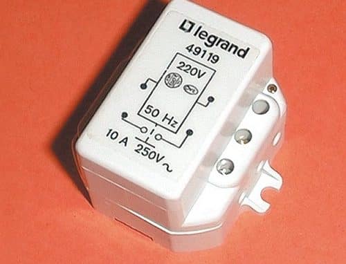 Un télérupteur blanc sur fond ocre