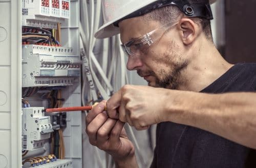 electricien rouen - un artisan installe un tableau électrique