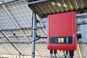 Un onduleur rouge pour panneau solaire