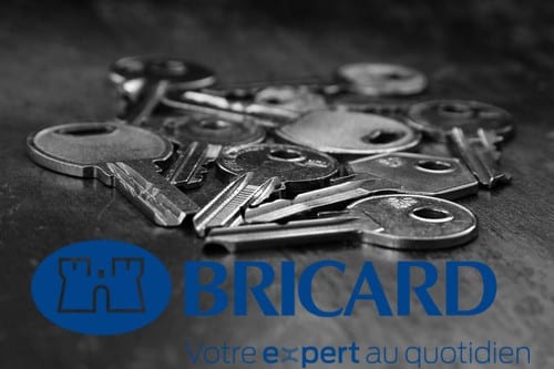 logo de la marque bricard avec des clés en arrière plan