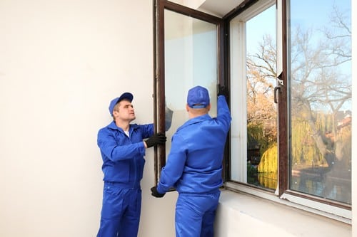 Vitrier Aussonne - deux hommes qui installent une fenêtre