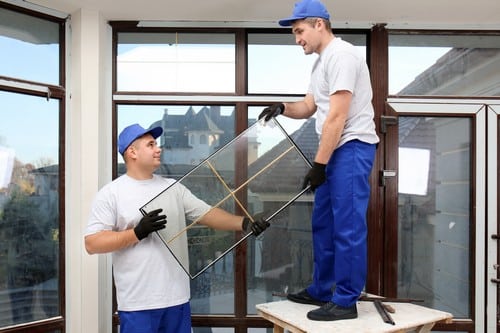 Vitrier Beauzelle - deux hommes qui installent des fenêtres