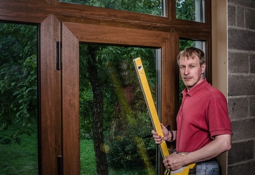Vitrier Beauzelle - homme qui mesure une vitre de fenêtre