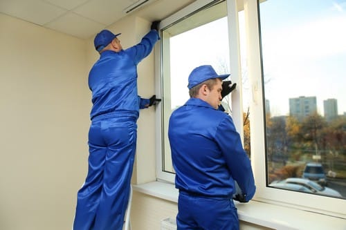 Vitrier Biot - deux hommes qui installent des fenêtres