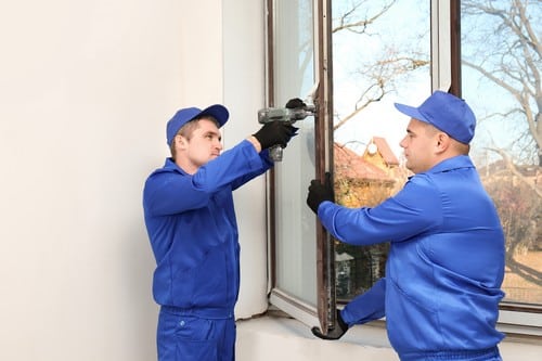 Vitrier Cheval-Blanc - deux hommes qui installent une fenêtre