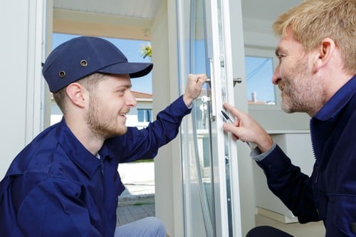 Vitrier Cournonterral - deux hommes qui règlent une fenêtre