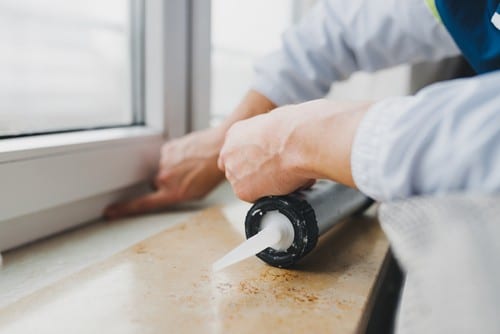 Vitrier Escalquens - mains d'un homme qui installe une fenêtre