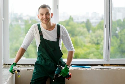 Vitrier Jonquieres - homme qui sourit devant une fenêtre