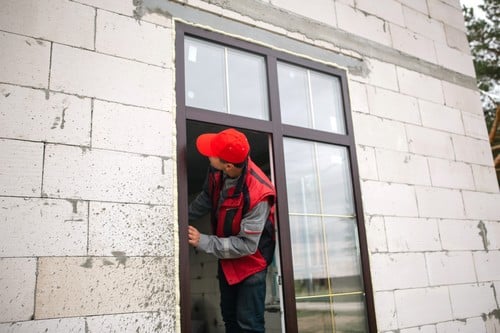 Vitrier La Salvetat Saint-Gilles - homme qui installe des fenêtres en extérieur