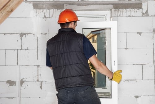 Vitrier Lambesc - homme qui installe une fenêtre