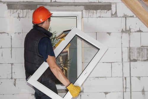 Vitrier Saint-Alban - homme qui porte une fenêtre pour l'installer