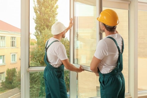 Vitrier Saint-Saturnin-les-Avignon - deux hommes qui installent une fenêtre