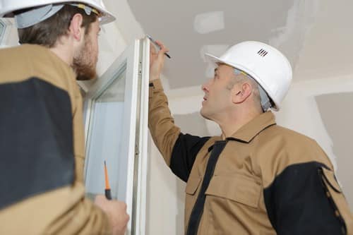 Vitrier Villeneuve-Tolosane - deux hommes qui installent une fenêtre