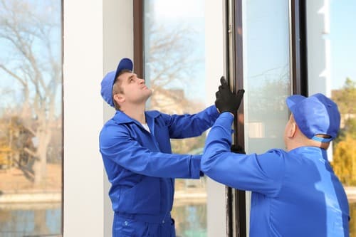 Vitrier Villeneuve-les-Maguelone - les bons artisans - vitriers qui installent une fenêtre