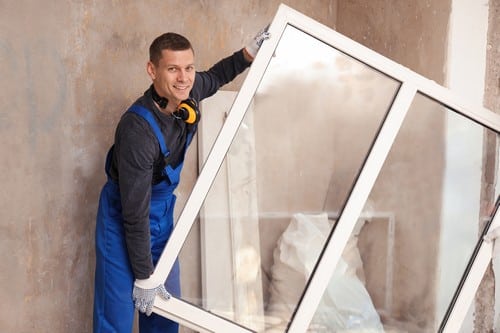 vitrier Tourrette-Levens - les bons artisans - vitrier qui porte une fenêtre