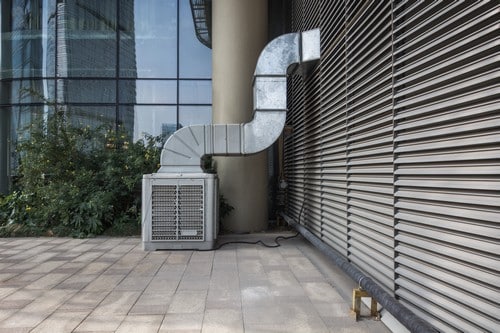 Climatisation Arpajon - visuel d'un climatiseur devant un bâtiment