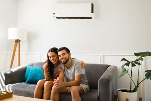 Climatisation Aubergenville - les bons artisans - couple qui profite de la climatisation