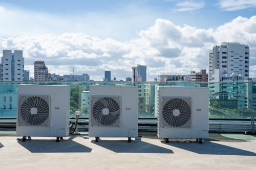 Climatisation Belleville - visuel de 3 gros climatiseurs sur un toit