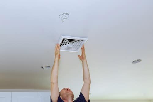 Climatisation Berre-l'Etang - les bons artisans - intervention sur climatisation au plafond