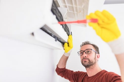 Climatisation Châteauneuf-les-Martigues - homme qui règle un climatiseur