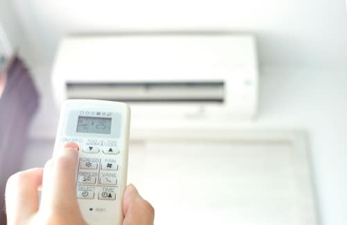 Climatisation Coulommiers - les bons artisans - télécommande pour mettre en marche une climatisation