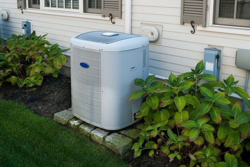 Climatisation Courcouronnes - visuel d'un climatiseur dans un jardin