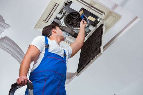 Climatisation Fosses - homme qui règle un climatiseur au plafond