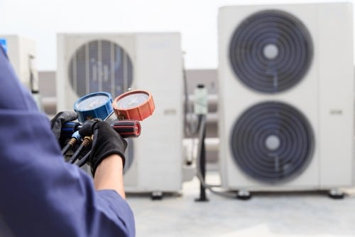 Climatisation Genas - les bons artisans - intervention sur une zone de climatisation extérieure