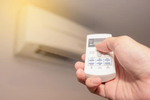 Climatisation Irigny - les bons artisans - utilisation d'une télécommande pour la climatisation