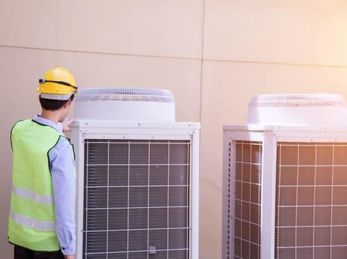 Climatisation Juvisy-sur-Orge - homme devant des climatiseurs en extérieur