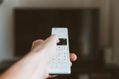 Climatisation Plan-de-Cuques - main qui tient une télécommande pour régler un climatiseur