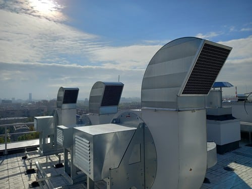 Climatisation Saint-Fons - visuel de plusieurs climatiseurs sur un toit
