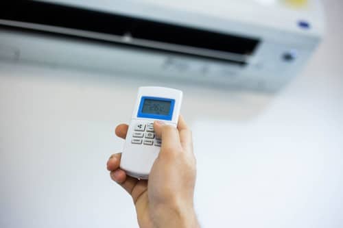 Climatisation Saint-Genis-Laval - les bons artisans - mise en marche d'une climatisation avec télécommande