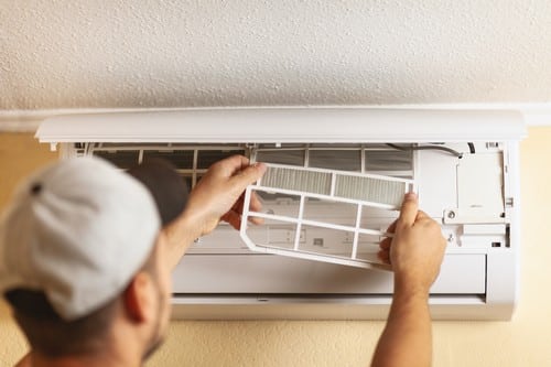 Climatisation Voisins-le-Bretonneux - les bons artisans - changement des filtres de la climatisation