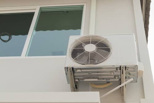 Climatisation Balaruc-les-Bains - visuel d'un climatiseur sur un mur d'un bâtiment