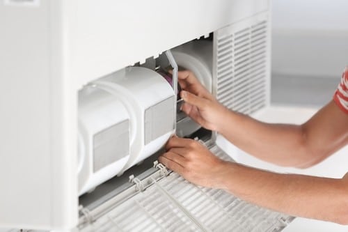 Climatisation Cabries - mains qui règlent un climatiseur