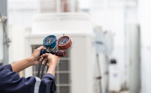 Climatisation Camaret-sur-Aigues - visuel d'une personne qui tient un outil pour régler un climatiseur