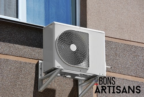Climatisation Castries - visuel d'un climatiseur sur le mur d'un bâtiment