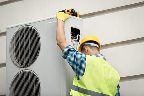 Climatisation Caumont-sur-Durance - homme qui règle un grand climatiseur