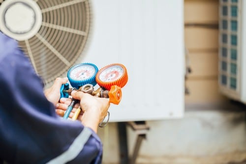 Climatisation Gargas - personne qui tient un outil pour régler un climatiseur