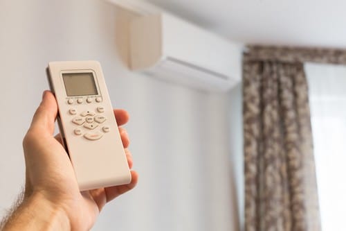Climatisation Gignac-la-Nerthe - les bons artisans - télécommande pour régler la climatisation