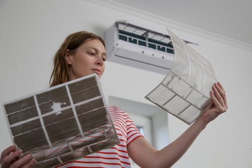 Climatisation Labarthe-sur-Lèze - femme qui tient des filtres de climatiseur
