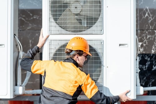 Climatisation Le Pian Médoc - homme qui règle un climatiseur