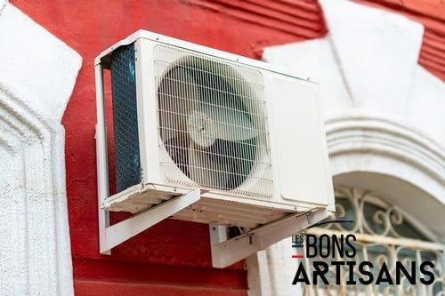 Climatisation Marseillan - visuel d'un climatiseur devant un mur rouge d'un bâtiment