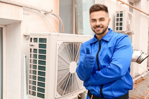 Climatisation Mondragon - homme à côté d'un climatiseur