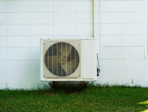 Climatisation Pins-Justaret - visuel d'un climatiseur sur une pelouse