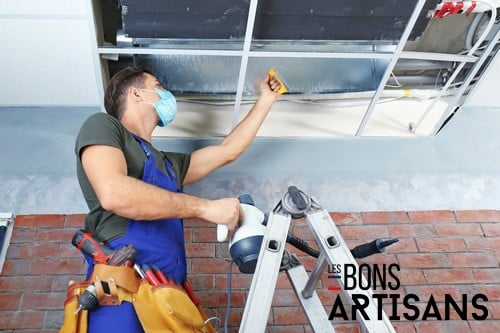 Climatisation Piolenc - homme qui est sur une échelle pour régler un climatiseur au plafond