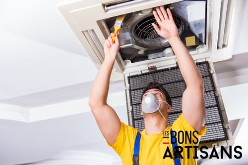 Climatisation Prades-le-Lez - homme qui règle un climatiseur au plafond