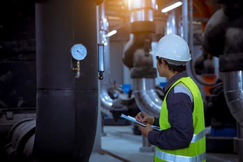 Climatisation Robion - homme qui règle un climatiseur dans une centrale