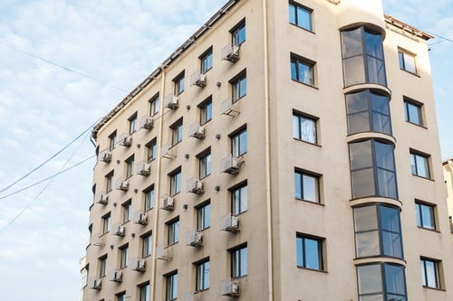 Climatisation Robion - visuel d'un bâtiment avec des climatiseurs à côté des fenêtres en extérieur